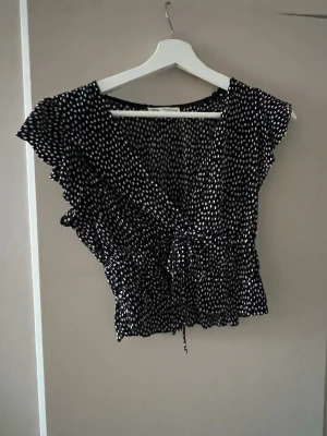 Svart prickig omlottopp med volang - Super fin prickig topp från Zara💓💓