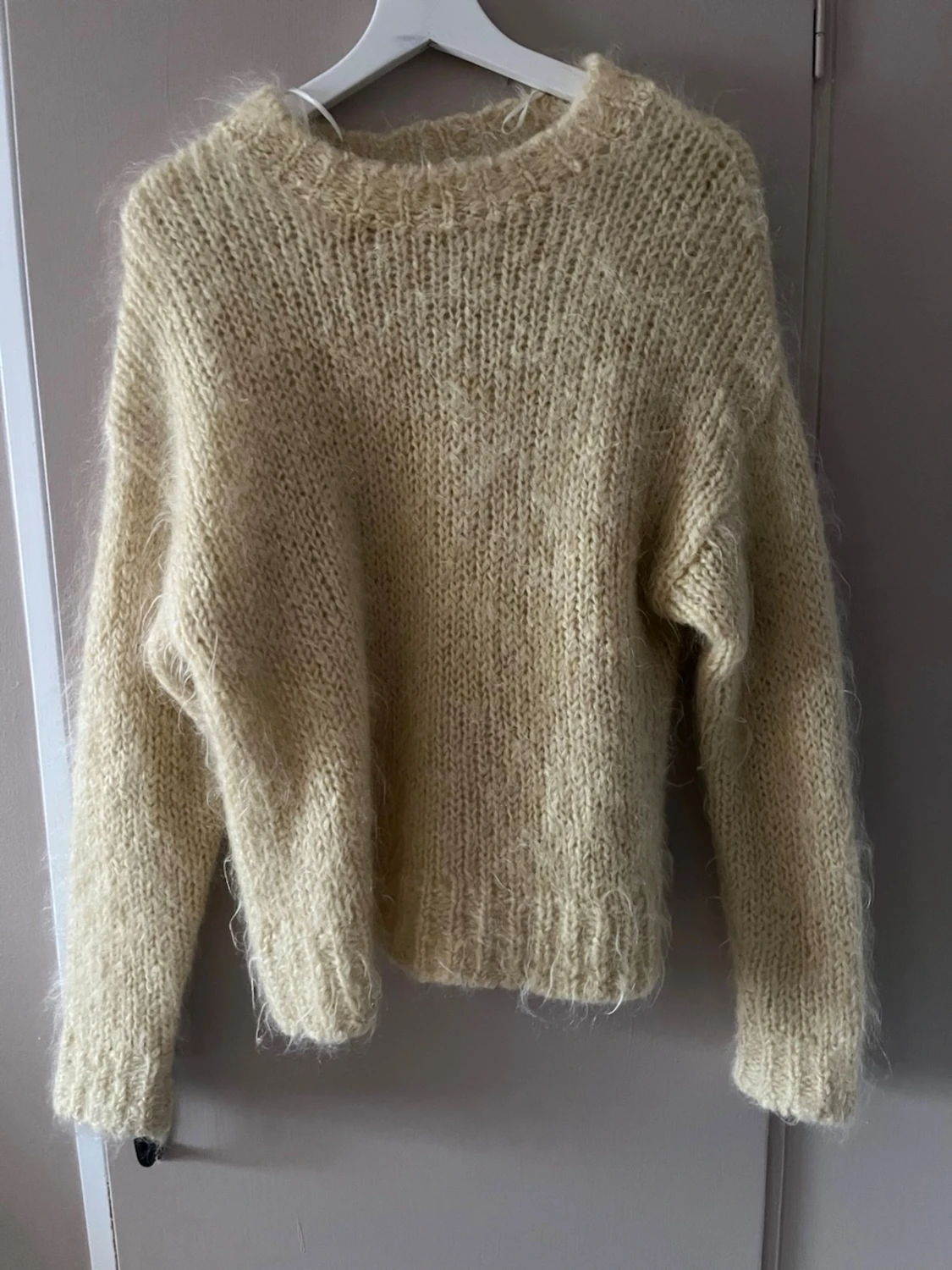Gul fluffig stickad tröja - 2