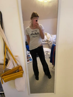 Svarta lågmidjade bottcut jeans - Säljer ett par svarta jeans med utsvängda ben och låg midja. Jeansen har klassisk femficksdesign och är i ett stretchigt denimtyg. Perfekta för dig som gillar en trendig och avslappnad stil. Säljer då de är för små:( STORLEK 158