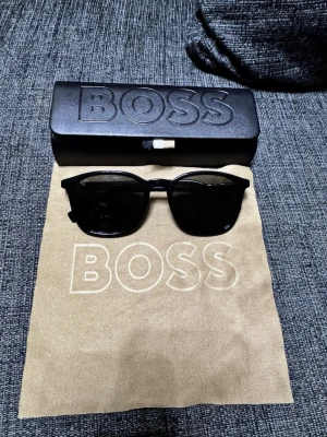 Svarta solglasögon från BOSS - Helt ny, har använt den några gånger bara. För fler bilder skriv gärna och kom med bud så diskuterar vi.