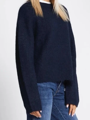 Mörkblå stickad croppad tröja - En enkel och stilren mörkblå stickad tröja med croppad passform och rund hals. Tröjan har långa ärmar och en mjuk, avslappnad look som passar perfekt till jeans eller kjol. Köpt från Lager 157, använts flitigt men fortfarande bra skick. En aning nopprig💙❄️