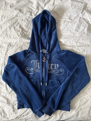 Juicy Couture  - Mörkblå Juicy Couture tröja i storlek xs. Använd fåtal gånger men säljer den då den inte kommer till användning. 