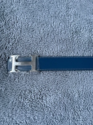 Skärp med H-spänne - Säljer nu ett helt nytt skärp med H-spänne. Skärpet är marinblått på andra sidan och svart på andra. Hör gärna av dig vid fler bilder eller information!😁