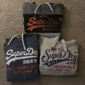 Superdry Hoodies  - Tja! Säljer just nu 3 Superdry Hoodies i storlekarna (S/M)-perfekt för den som vill resella-skick 8/10. Vid minsta fundering hör av er! Först till kvarn!