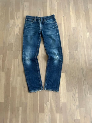 Levi's 511 mörkblå - Condition: mycket bra, men lite slitage. Storlek: W33 L34. Färg: mörkblå