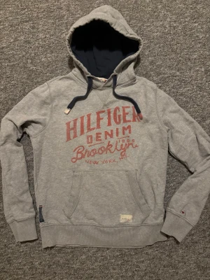 Eftertraktad Hilfiger denim hoodie - Y2K Tommy Hilfiger Hoodie 🏷️ Vintage Hilfiger Denim Perfekt för Y2K / 00s streetwear look.  
