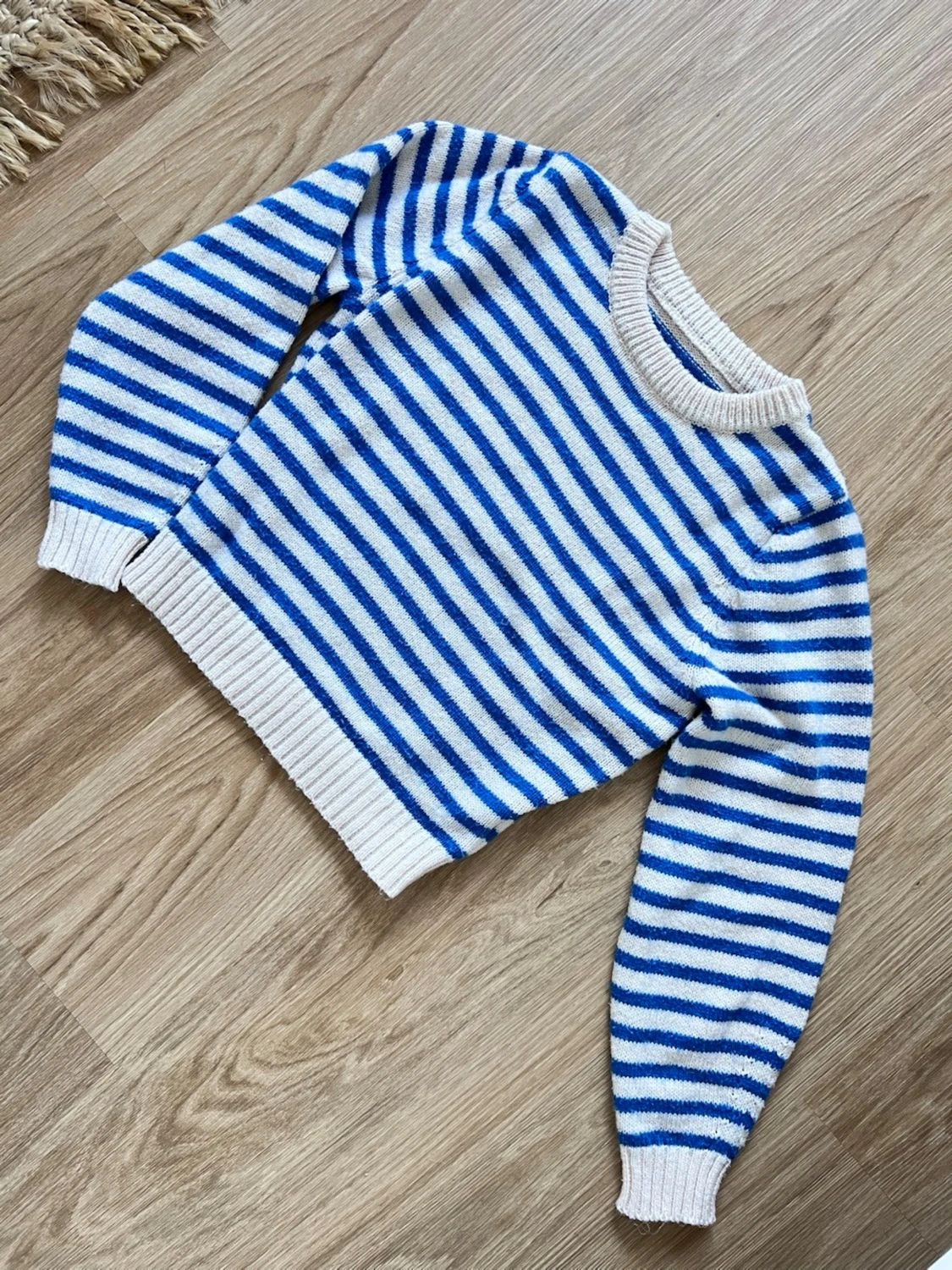 Blå/beige randig stickad tröja, storlek S/M - 3