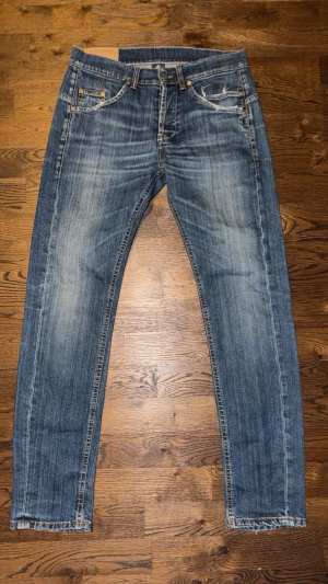 Dondup Jeans George  - Dondup Jeans George! Trendigaste jeansen på marknaden.  Ny pris=4000 kr Säljs för 899 kr         (Modellen har original slitningar från fabrik vilket är väldigt eftertraktat och populärt)