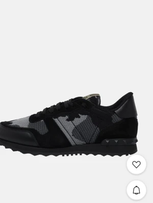 Valentino rockrunners - Valentino rockrunners skor helt nya från en privat leverantör, skorna är helt nya med box och allt kvitto som om det vore från Valentines egna hemsida, pris kan diskuteras vid köp, kom med bud 👍