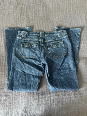 Blå bootcut jeans med låg midja - Snygga bootcut jeans med coola fickor och låg midja. Perfekta och fina!