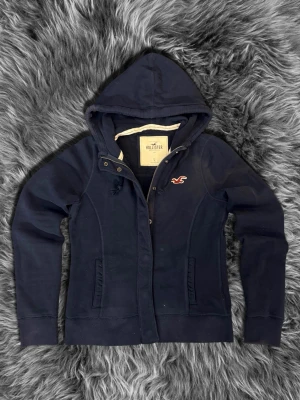 Hollister tröja - En riktigt shysst hollister tröja som är i l men sitter som xs eller så kan man titta på måtten😎