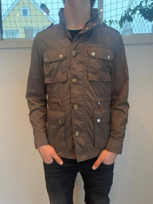 Hackett field jacka  - Hackett field jacka herr| pris:1299kr| storlek:M| skick:9,8/10| hör av dig vid minsta lilla fundering eller fråga|