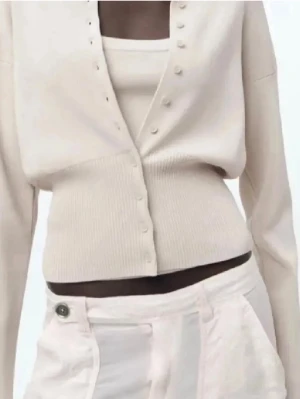 Kofta & linne - Säljer detta Såå fina set bestående av kofta och linne från Zara 🙌🏽🤩 Nyskick!!🩷🩷