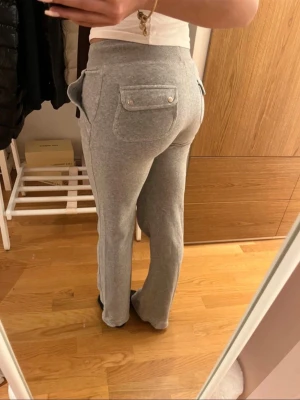 Juicy Couture - Säljer mina gråa juicy mjukis, i strl XXS. Inga defekter eller så.