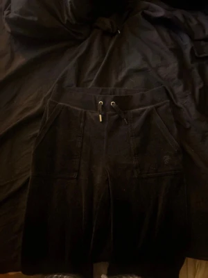 Juicy couture - Säljer mina svarta juicy mjukis , i strl. XXS. Inga deffekter eller liknande super fina!