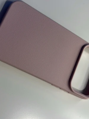 Rosa mobilskal iPhone 17 PRO Max  - Snyggt rosa mobilskal med matt finish och mjuk känsla. Skalet är gjort i silikon och har en stilren, enkel design utan mönster. Perfekt för dig som vill ha ett diskret men ändå trendigt skydd till din mobil.