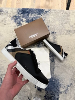 Svarta burberry skor - Helt nya Burberry skor med box. Storlek 43. Pris kan diskuteras vid snabb affär!