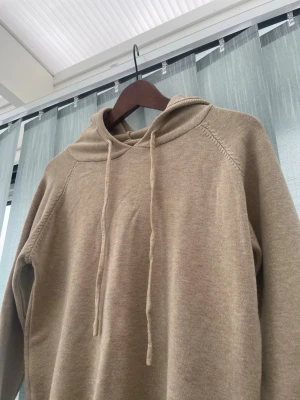 Merino ull hoodie - Säljer denna snygga stickade hoodie av merino ull | Skick 8/10 Inga skador elr defekter | Strl XS passar någon runt 163-170