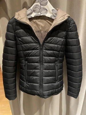 Marikoo Dunjacka  - Säljer denna Marikoo Dunjacka dam. Passar perfekt nu till vintern eller som en vårjacka. Skick 9/10 inga synliga defekter. Storlek XS Nypris ligger runt 2000kr men säljer nu för endast 749kr. Tveka inte att höra av dig vid minsta lilla fundering!