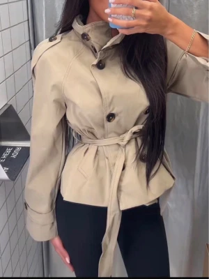 Bershka mini trench - Säljer en mini Bershka-trench med lappen kvar ☺️
