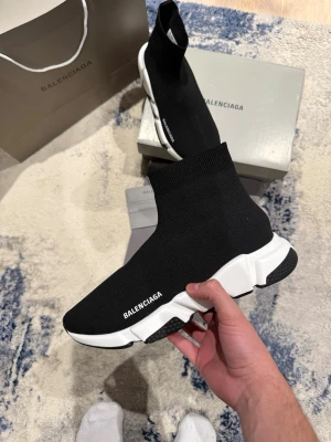 Balenciaga speed skor - Säljer dessa helt nya Balenciaga speed skor. Box, påse och dustbag tillkommer vid köp! Inget kvitto finns för en anledning! Pris kan diskuteras vid snabb affär!
