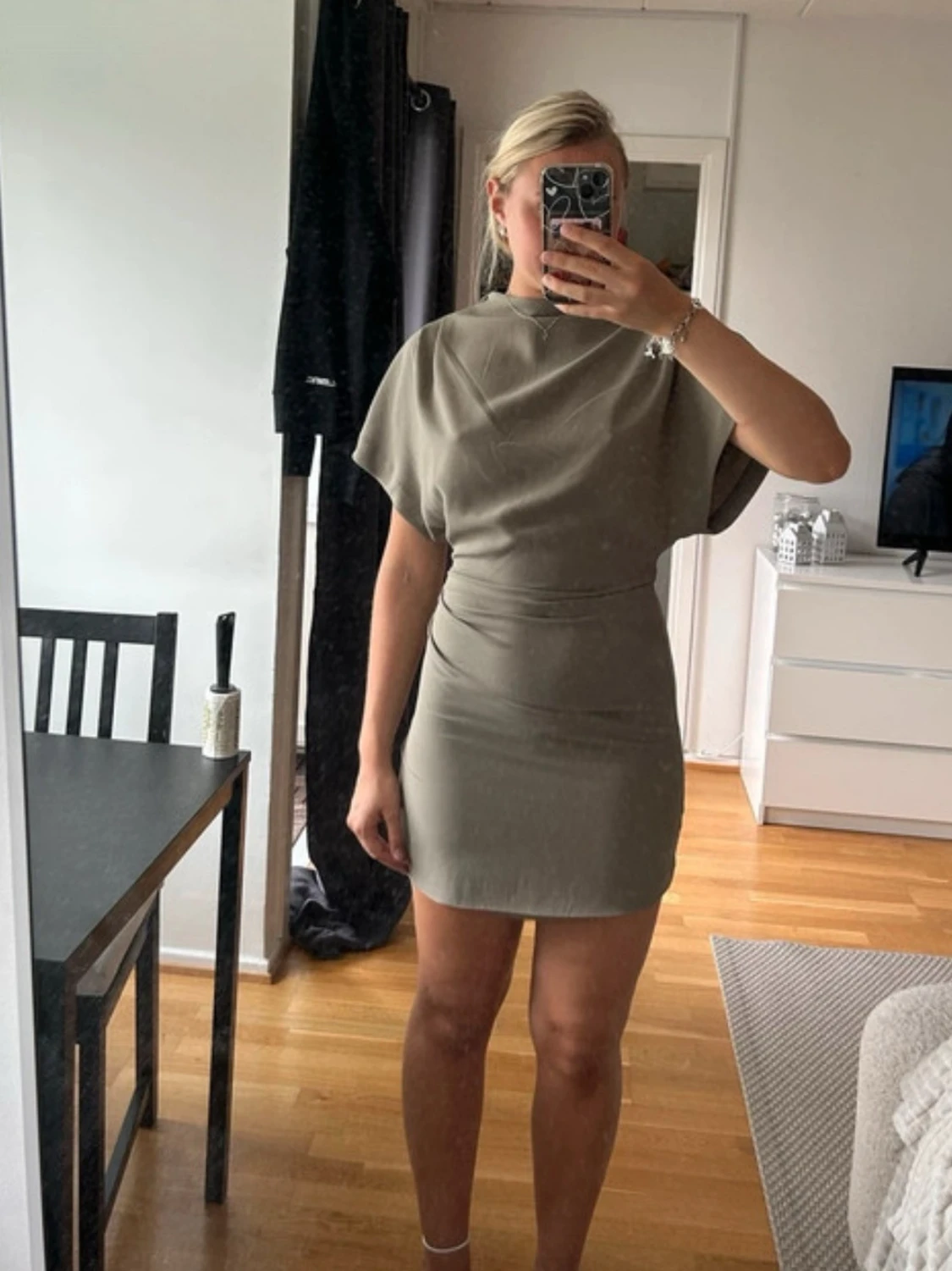 Kortärmad olivgrön klänning