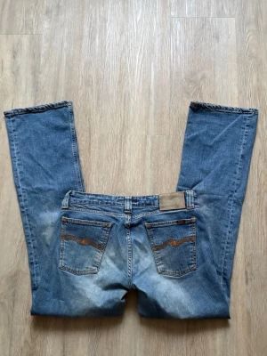 Nudie Jeans Flare Glenn/Bootcut Ola - Nudie Jeans. Bootcut ola eller Flare Glenn dem gamla modellerna som slutade produceras i slutet av 2010. Lappen är urtvättad och kan därför inte se exakt modell. Uppskattad storlek 29/32. Riktigt schyssta jeans med en perfekt rak byxa och utsvänga ben! 
