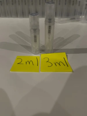 Tomma parfymprovsprayer 2ml & 3ml - Säljer genomskinliga tomma parfymprovsprayer i plast, finns i storlekarna 2 ml och 3 ml. Perfekta för att ta med sig din favoritparfym i fickan eller  välja ut parfymer att ta med till resan med hjälp av dessa parfymdekanter. Smidig sprayfunktion och enkel att fylla på. Annonsen pris står för alla sampels - totalt 60st 2ml och 73st 3ml. | 7kr för 1st | 19kr för 5st | 29kr för 10st | 49kr för 20st | Vänlig skriv vid specifika köp utlöver ovan