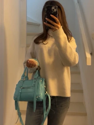 Ljusblå handväska  - Säljer en ljusblå väska, super snygg och unik väska, använd ett par gånger men kommer inte till användning, köpt 2024, väskan går att ha på axeln (bandet ingår)