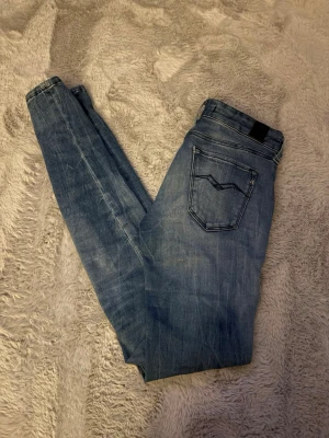Replay anbass jeans - Ett par blå replay anbass jeans i storlek 12A i mycket bra skick. Inga defekter eller liknande. Nypris 1999kr vårt pris 349kr 