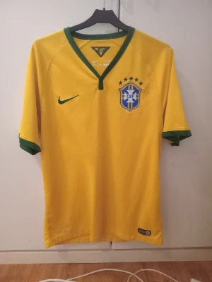 Retro Brasilientröja - En vintage Brasilientröja från VM 2014. Tvättäkta och extremt bra skick. Storlek M