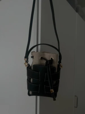 Svart axelväska - Helt oanvänd