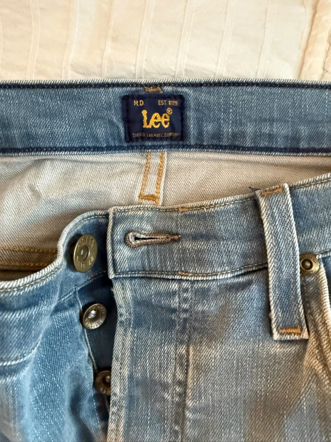 Ljusblå Lee jeans med knappgylf - 1