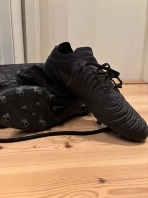 Nike elite fotbollskor  - Nike phantom Elite‼️ Ett par nästan helt oanvända fotbollskor. Använda 3 träningar inga skador på de. Storlek 42! Nypris 3200 kr mitt pris 1700 kr⭐️ Vid frågor hör av dig‼️
