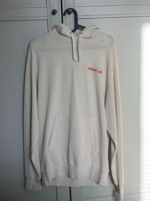 Helmut Lang Hoodie - Helmut lang Hoodie | helt ny med tags | B53 cm L70cm. Storlek XS enligt tags, enligt mått liten Medium / stor Small. Slutsåld överallt med retail på ~2000kr!. Säljs för 699kr. 