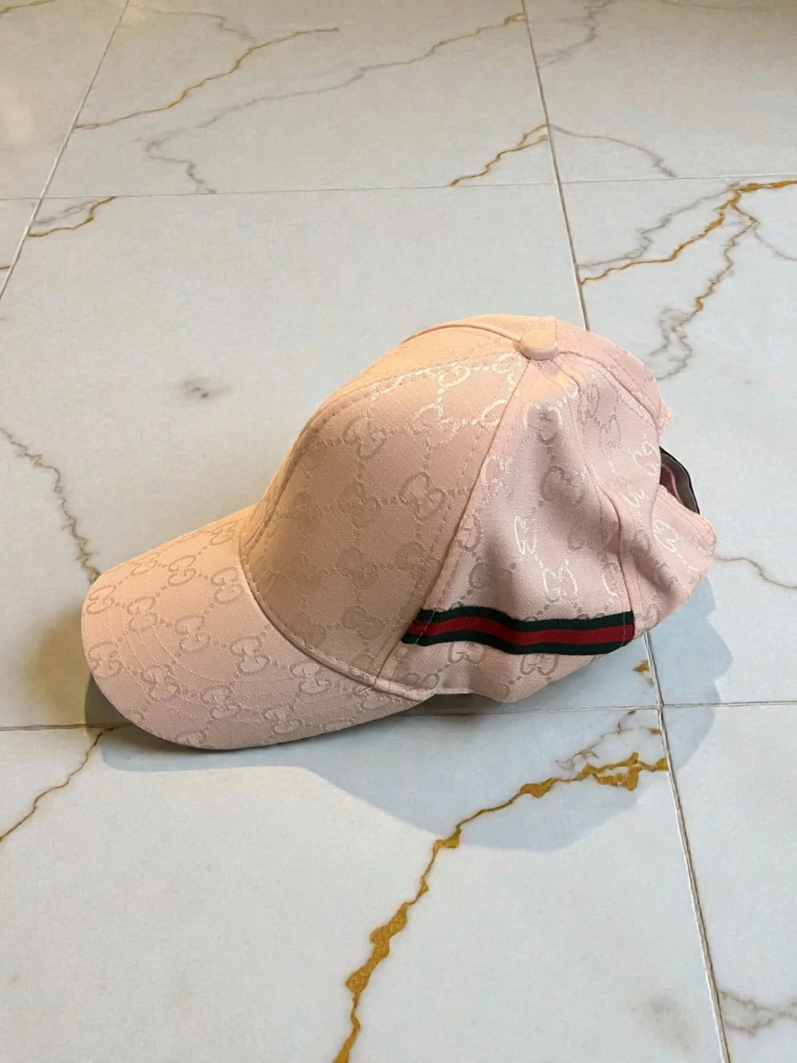 Beige keps från Gcci med GG-mönster