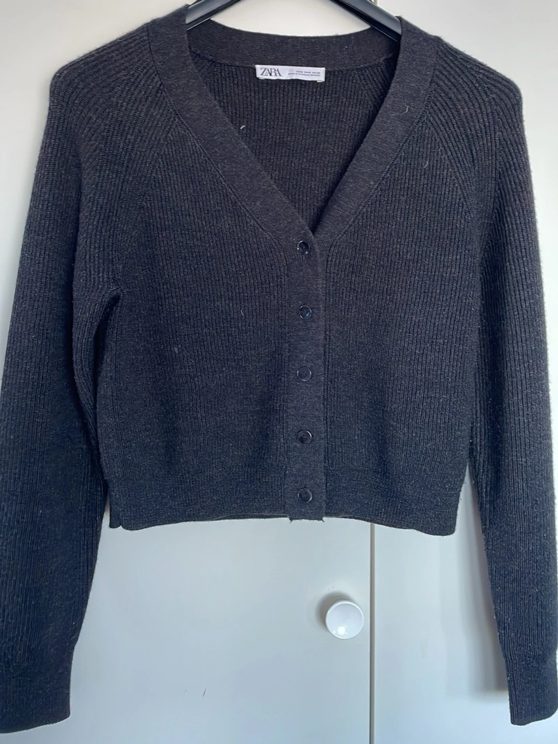 Mörkgråa ribbad kofta från Zara