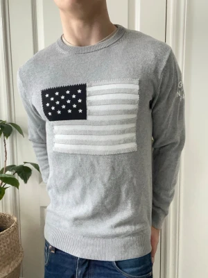 Gant tröja usa flagga  - Gant tröja usa flagga , Inga defekter! Modellen i bilderna är 180 cm 75 kg och bär Storlek M , Kom med frågor! 🌟 (Kan gå ned i pris vid köp av paket 😉)