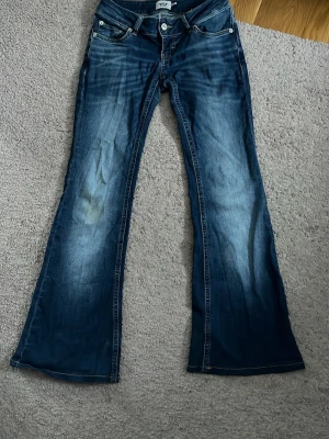 Fina lågmidjade jeans💞 - Jeans från Lager 157 i modellen Blaze. Något uppsydda men har en innerbenslängd på 71cm. (Syns en att de är uppsydda) Jättefina och inga defekter, säljs då de blivit för små💞pris kan diskuteras