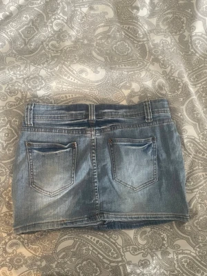 Söt lågmidjad ljusblå kort jeanskjol - Jätte söt kort lågmidjad ljusblå jeans kjol som inte passar mig längre. 