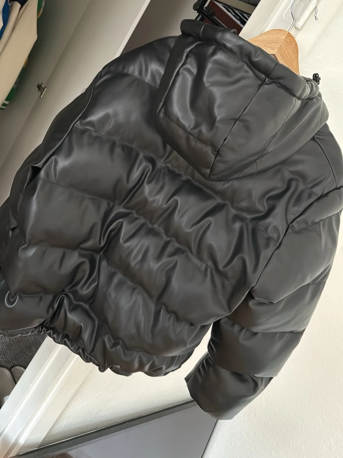 Svart pufferjacka från Pull and bear - 4