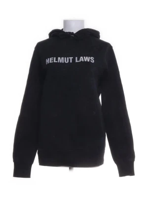 Svart Helmut Lang hoodie - (Moddelen motsvarar 180-185 och väger runt 75kg)Svart hoodie från Helmut Laws med vit text på bröstet och en stor grafisk print av USA-karta på ryggen. Klassisk känguruficka framtill, justerbar huva med snören och ribbade muddar. Tillverkad i mjuk bomullsblandning för skön känsla.