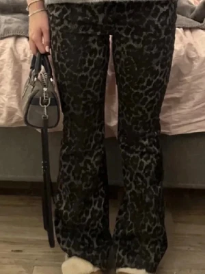 Leopardmönstrade byxorn från Calzedonia bootcut - Leopardmönstrade byxor från Calzedonia i storlek M. Bootcut.