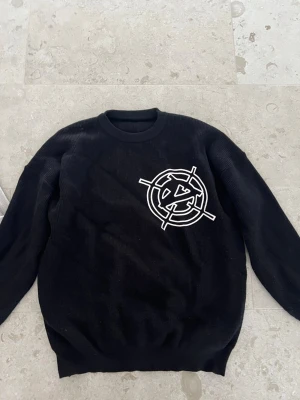 Sweatshirt - Säljer en svart tröja, den är tjock i materialet. Storlek M. Inga skador eller fläckar. Få ett paket pris på 400kr med att köpa båda(kolla min profil)
