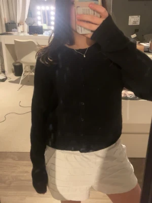 Kofta Gina - Säljer denna svarta kofta från gina i ”premium quiality”. Storlek L men passar en xs-s! Knappt använd