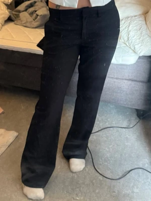 Svarta raka kostymbyxor - Säljer ett par svarta kostymbyxor, rak passform och midrise. 
