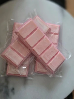 Vårjackor Jordgubb  - Vaxkakor till vaxbrännare I jordgubbsdoft. Finns 9 stycken 