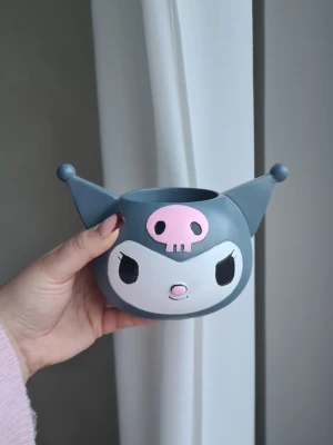 Grå Kuromi-kruka i keramik - Kan användas till pennor, sminkborstar, kruka🖤