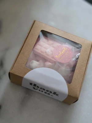 Doftvax jordgubb  - Doftvax till vaxbrännare i jordgubbsdoft. Finns 9 stycken. 