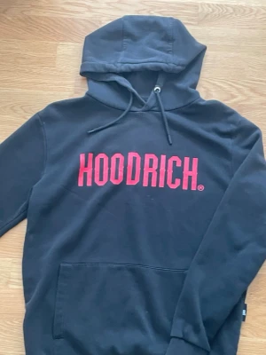 Svart HOODRICH hoodie med röd logga - Storlek S bra skick 